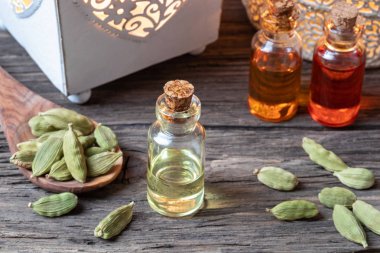 Kardamon tohumlarıyla dolu bir şişe gerekli yağ.