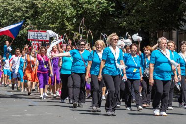Prague, Çek Cumhuriyeti - 1 Temmuz 2018: Sokolsky Slet, Sokol hareketi - çek spor Derneği bir kez-her-altı-yıl toplanması parading kadınlar
