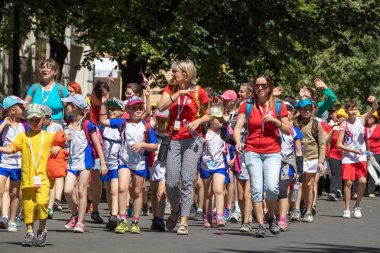 Prague, Çek Cumhuriyeti - 1 Temmuz 2018: Sokolsky Slet, Sokol hareketi - çek spor Derneği bir kez-her-altı-yıl toplanması parading insanlar