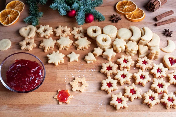 Geleneksel Linzer Noel kurabiyeleri çilek reçeli ile doldurma