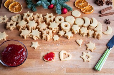 Geleneksel Linzer Noel kurabiyeleri hazırlanması