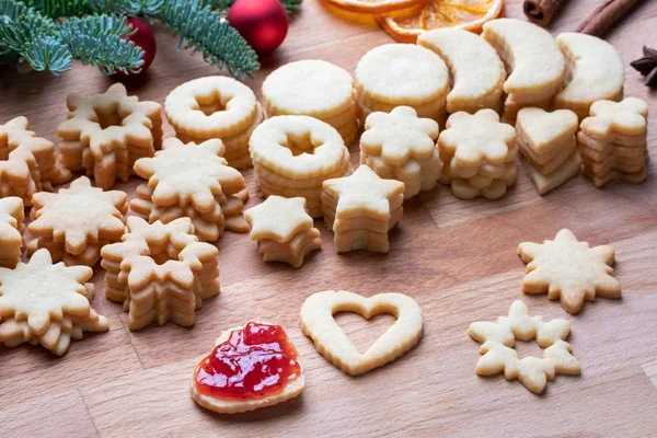 Linzer Noel kurabiyelerini çilekli marmelatla doldurmak