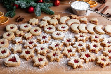 Çilek reçeli ile geleneksel Linzer Noel kurabiyeleri hazırlanması