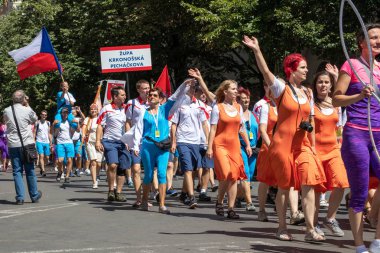 Prague, Çek Cumhuriyeti - 1 Temmuz 2018: Sokolsky Slet, Sokol hareketi - çek spor Derneği bir kez-her-altı-yıl toplanması parading insanlar