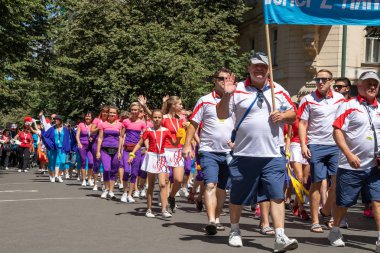 Prague, Çek Cumhuriyeti - 1 Temmuz 2018: Sokolsky Slet, Sokol hareketi - çek spor Derneği bir kez-her-altı-yıl toplanması parading insanlar