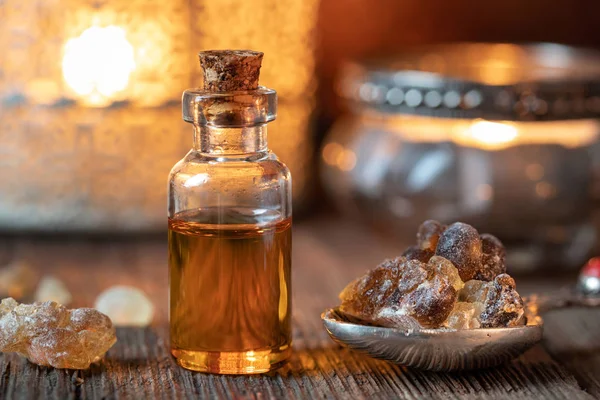 Una Bottiglia Olio Essenziale Con Cristalli Resina Incenso — Foto Stock