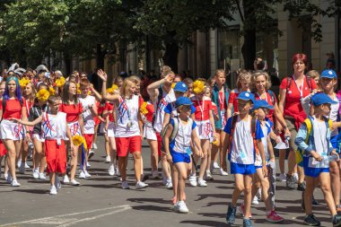 Prague, Çek Cumhuriyeti - 1 Temmuz 2018: Sokolsky Slet, Sokol hareketi - çek spor Derneği bir kez-her-altı-yıl toplanması parading çocuk