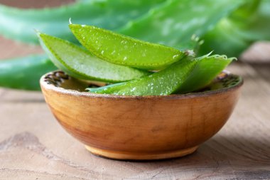 Taze aloe vera yaprak bir kase dilimlenmiş