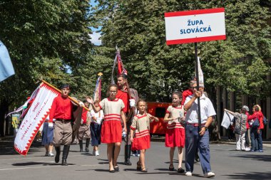 Prague, Çek Cumhuriyeti - 1 Temmuz 2018: Sokolsky Slet, Sokol hareketi - çek spor Derneği bir kez-her-altı-yıl toplanması parading insanlar