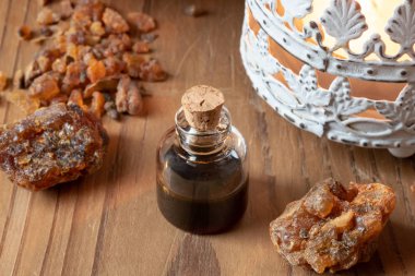 İçinde reçine ve aroma lambası olan bir şişe yağ.