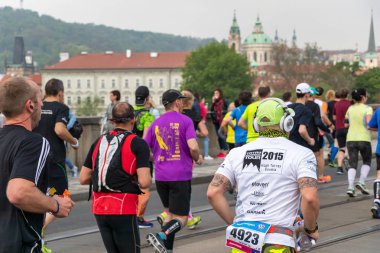 Prague, Çek Cumhuriyeti - 7 Mayıs 2017: Prag Uluslararası maraton katılan koşucu
