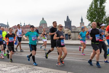 Prague, Çek Cumhuriyeti - 7 Mayıs 2017: Prag Uluslararası maraton katılan koşucu