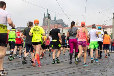 Prague, Çek Cumhuriyeti - 7 Mayıs 2017: Prag Uluslararası maraton katılan koşucu