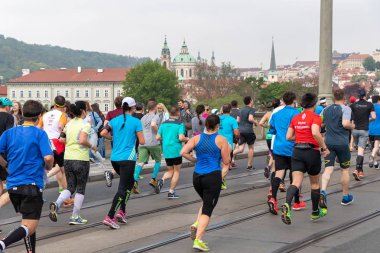 Prague, Çek Cumhuriyeti - 7 Mayıs 2017: Prag Uluslararası maraton katılan koşucu
