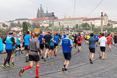 Prague, Çek Cumhuriyeti - 7 Mayıs 2017: Prag Uluslararası maraton katılan koşucu
