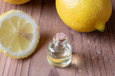 Taze limonlu bir şişe turunçgil yağı.