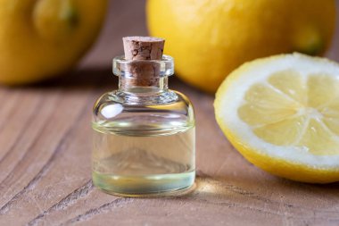 Taze limonlu bir şişe turunçgil yağı.