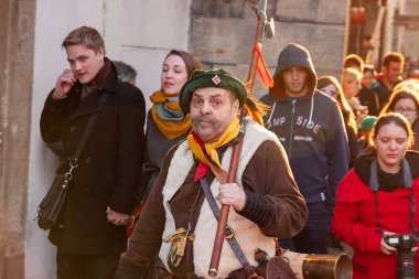Prague, Çek Cumhuriyeti - 30 Nisan 2017: kostümlü adam carodejnice Festivali veya gece yanan cadı sırasında Prag sokaklarında