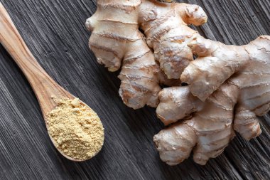 Bir kaşık ve taze kökü Toz zencefil