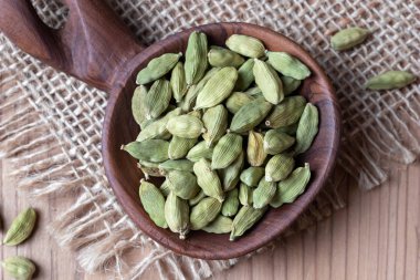 Tahta bir kaşıkta Cardamon tohumları, üst manzara.