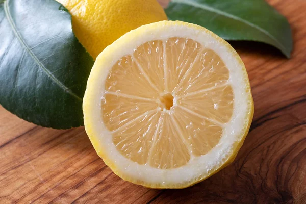 Свежие Лимоны Листьями Столе — стоковое фото