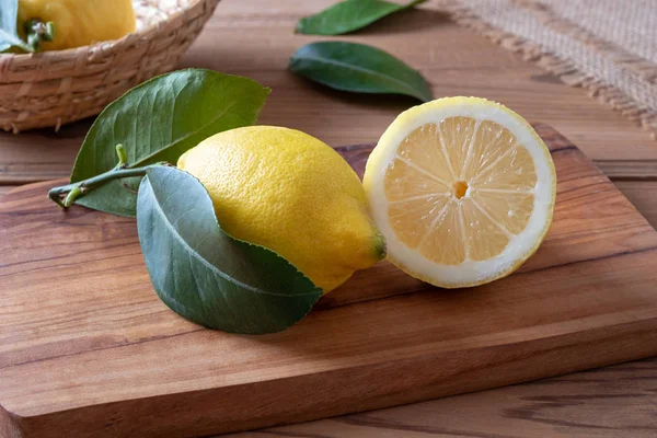 Два Свежих Лимона Листьями Деревянном Столе — стоковое фото