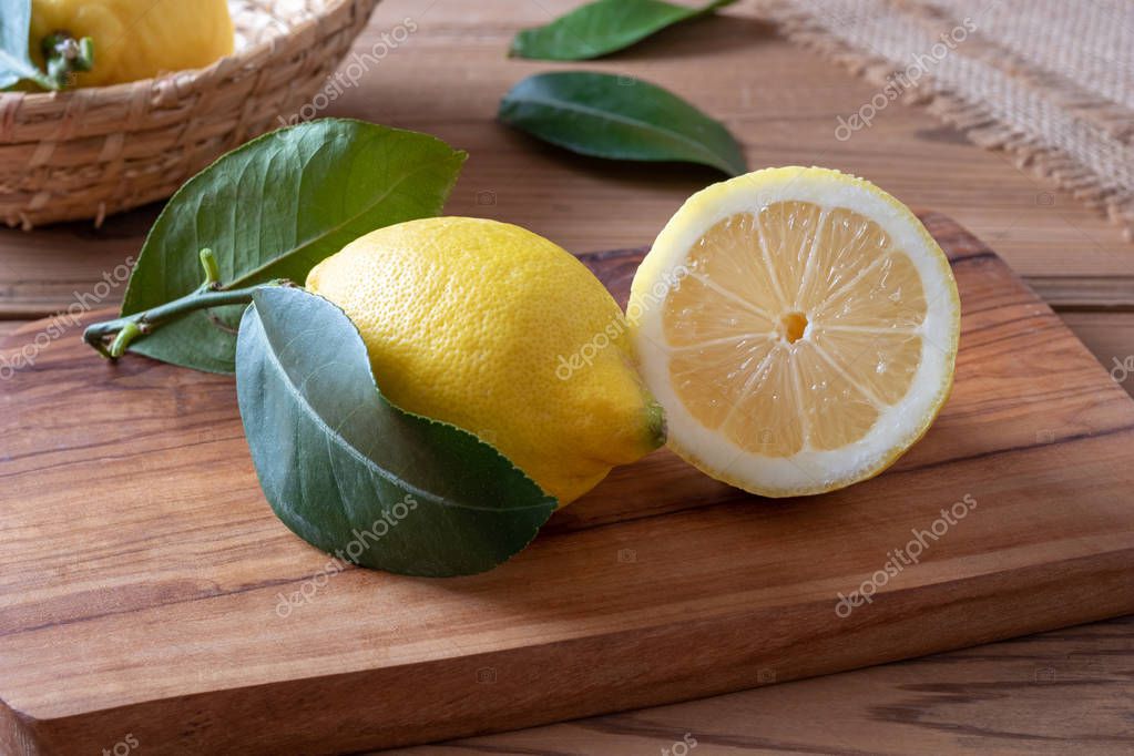Due Limoni Freschi Con Foglie Tavolo Legno - Foto Stock: Foto
