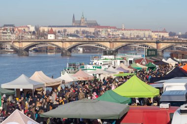 Prag, Çek Cumhuriyeti - 16 Şubat 2019: insanlar çiftçi alışveriş Vltava Nehri ve Prag Kalesi içinde belgili tanımlık geçmiş Naplavka nehir kıyısına, Pazar