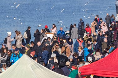 Prague, Çek Cumhuriyeti - 16 Şubat 2019: insanlara Naplavka nehir çiftçi pazarda
