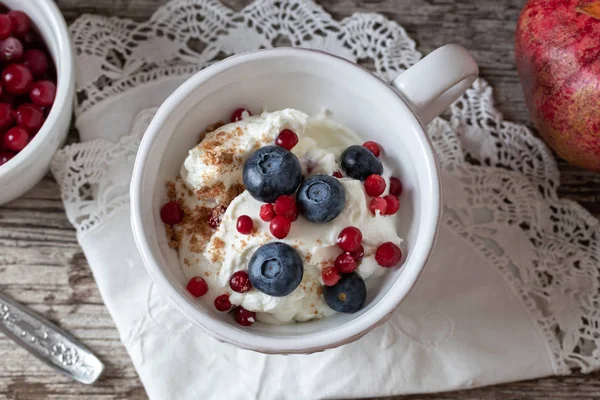 Quark Mit Gemahlenen Leinsamen Blaubeeren Gefrorenen Preiselbeeren Und Johannisbeeren — Stockfoto