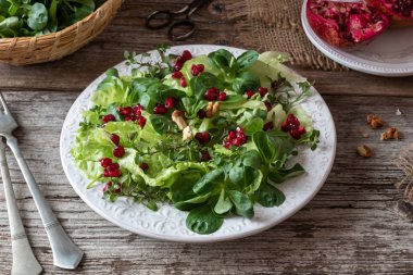 Yaban otlu bahar salatası, fındıklı marul, nar ve ceviz
