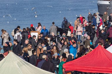 Prag, Çek Cumhuriyeti - 16 Şubat 2019: insanlar popüler çiftçiler alışveriş arka planda Vltava Nehri ile Naplavka nehir kıyısına, Pazar