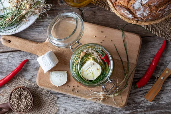 Marinerende Geitenkaas Olie Met Wilde Kraaienknoflook Hete Paprika Korianderzaad — Stockfoto