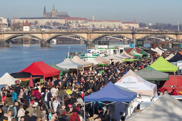 Praha Česká Republika Února 2019 Lidé Nakupovat Populární Zemědělci Trh — Stock fotografie