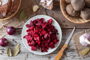 Dilimlenmiş pancar, sarımsak ve baharatla mayalanmış pancar kvass hazırlamak için malzemeler.