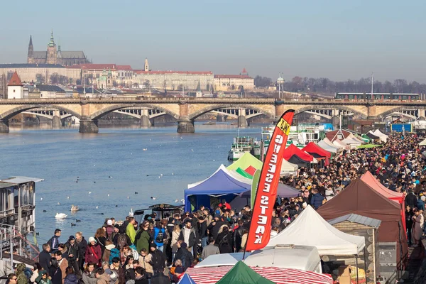 Prague Çek Cumhuriyeti Şubat 2019 Yürüyüş Prag Kalesi Arka Planda — Stok fotoğraf