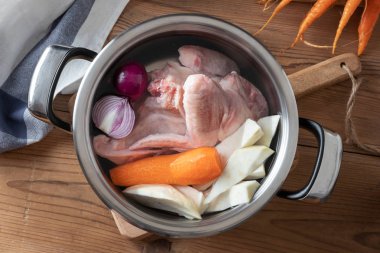 Tavuk ve taze sebzeler - tencerede kemik suyu hazırlamak için malzemeler