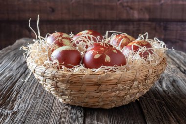 Paskalya yumurtaları Soğan kabuğu, bir desenle taze otlar ile boyalı