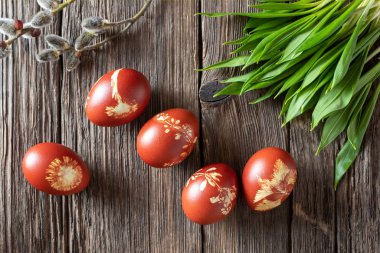 Yabani sarımsak ile Soğan kabuğu ile yumurta boyalı