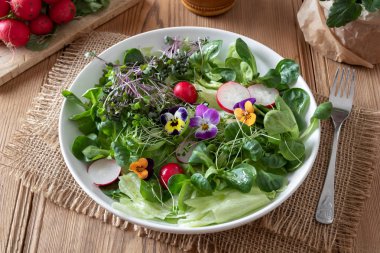 Salata taze brokoli ve lahana microgreens ve Hercai Menekşe