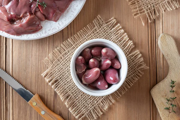 Corazones de pollo crudos frescos e hígados en una mesa —  Fotos de Stock