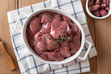 Taze çiğ Tavuk ciğeri ve kalpler