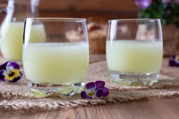 Дві склянки свіжої сироватки з квітами кабачків — стокове фото