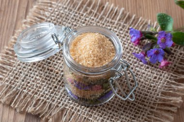 Taze lungwort çiçek şurubu hazırlanması