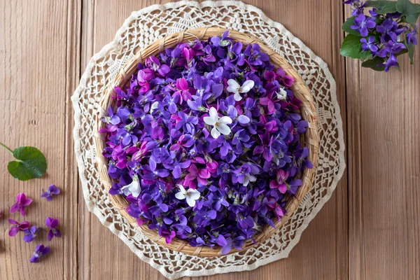 Flori violete din lemn într-un coș de răchită, vedere de sus — Fotografie, imagine de stoc