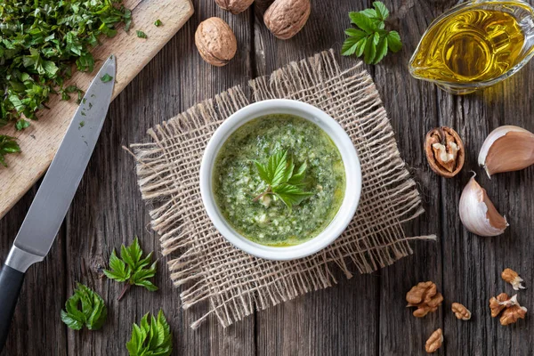 Pesto hecho de hojas de saúco molidas, vista superior — Foto de Stock