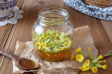 Taze çuha çiçeği ve bal şurubu hazırlanması