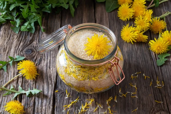 Bereiding van paardebloem siroop uit verse paardebloemen — Stockfoto