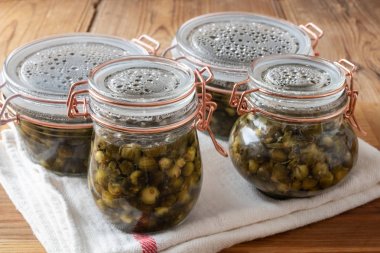 Karahindiba tomurcukları yapılan Pickled yanlış kapanlar