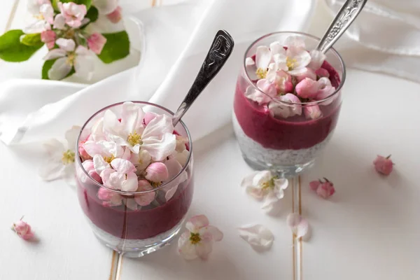 Chia pudding with blueberries and apple blossoms — Stock Photo, Image
